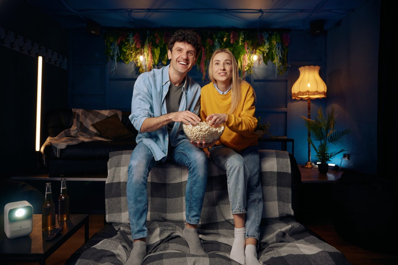 Cuplu urmărind televizorul cu popcorn